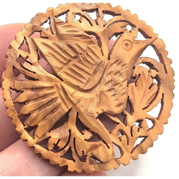 Gorgeous Carved Wood Brooch 1.75in - Picture 1 of 3